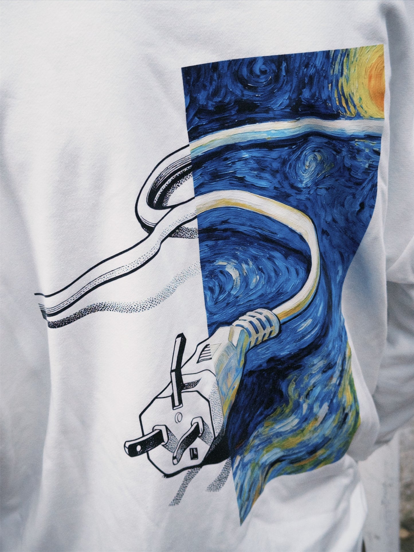 DAZE IN WHITE LONG SLEEVED TOP 地線歪衛衣