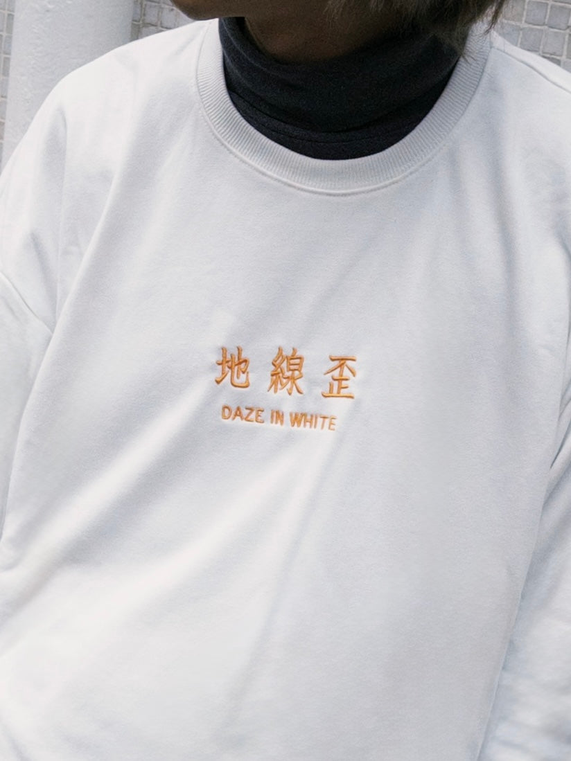 DAZE IN WHITE LONG SLEEVED TOP 地線歪衛衣