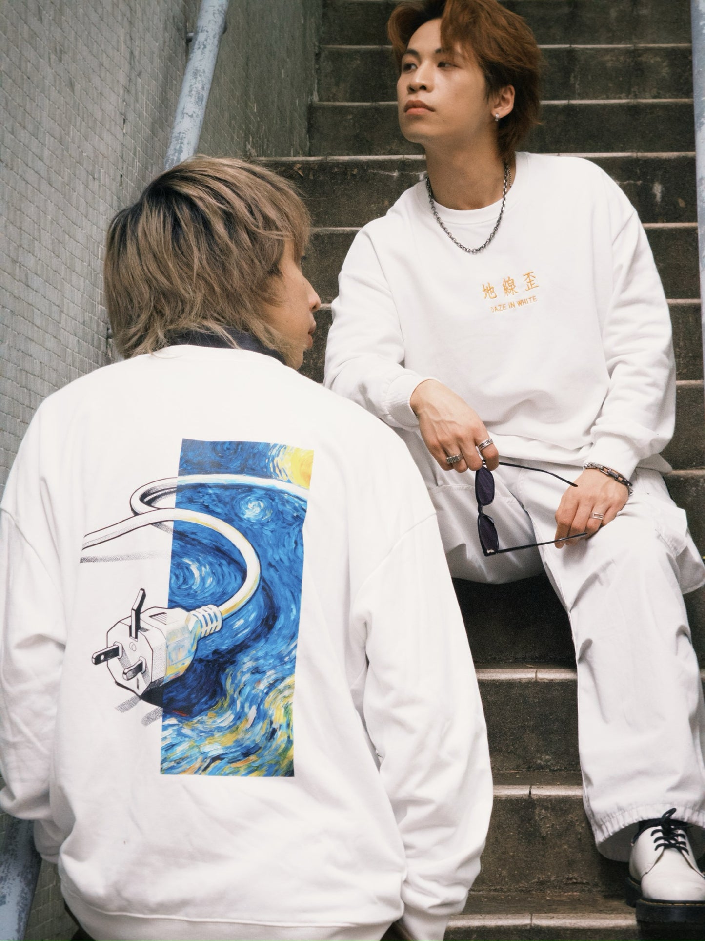 DAZE IN WHITE LONG SLEEVED TOP 地線歪衛衣