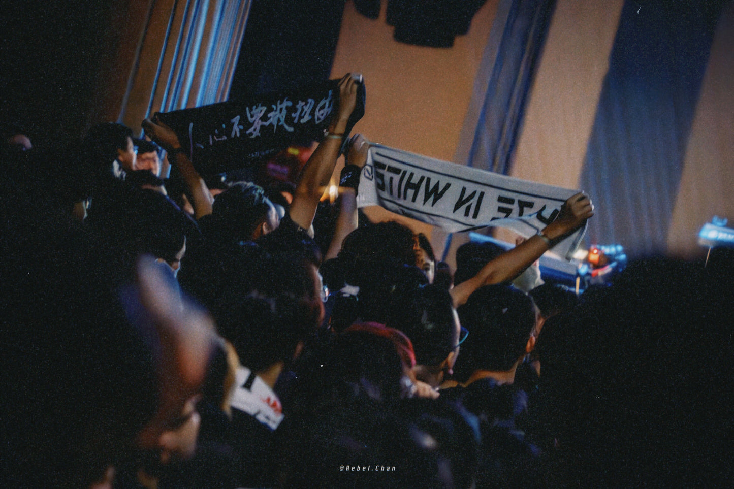 「人生不要被約束・人心不要被扭曲」 TOWEL